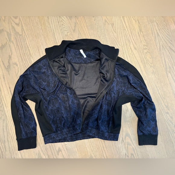 Athleta Brooklyn Track Bomber Jacket Blue Zip Pockets Snake Print Gym Large - Picture 6 of 8